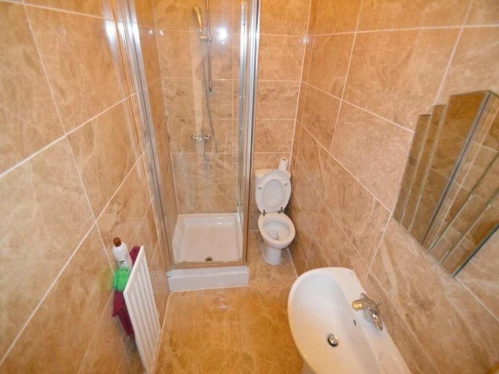 MAIN SHOWER ROOM 1