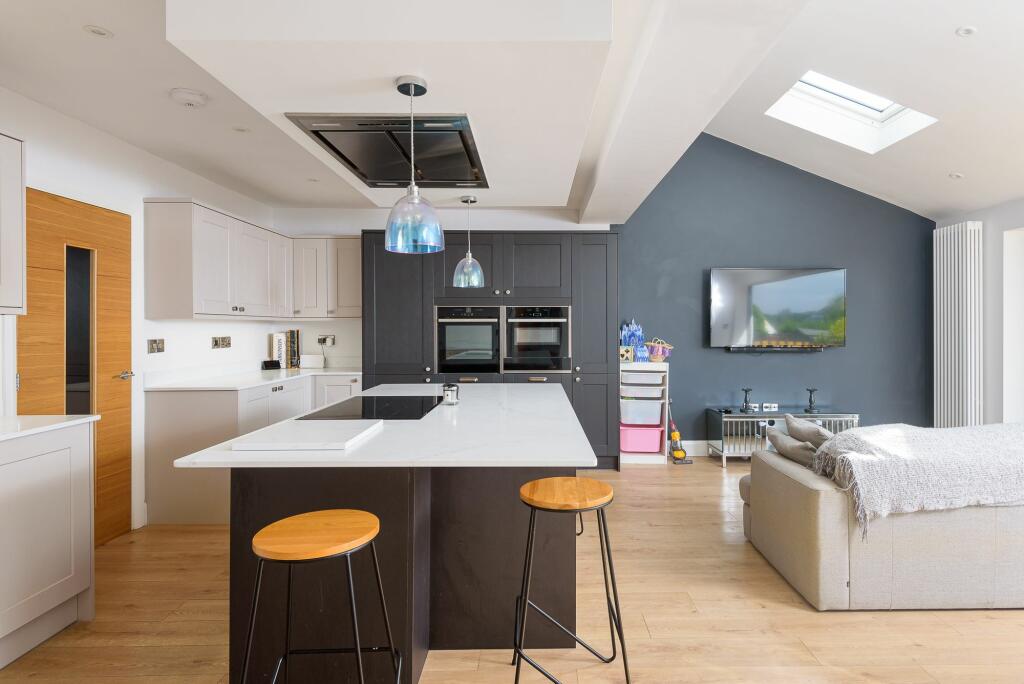 KITCHEN DINER AND LOUNGE