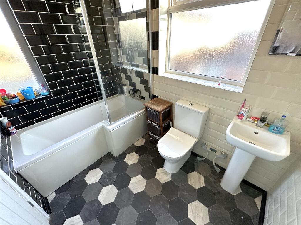 First Floor Bathroom 009