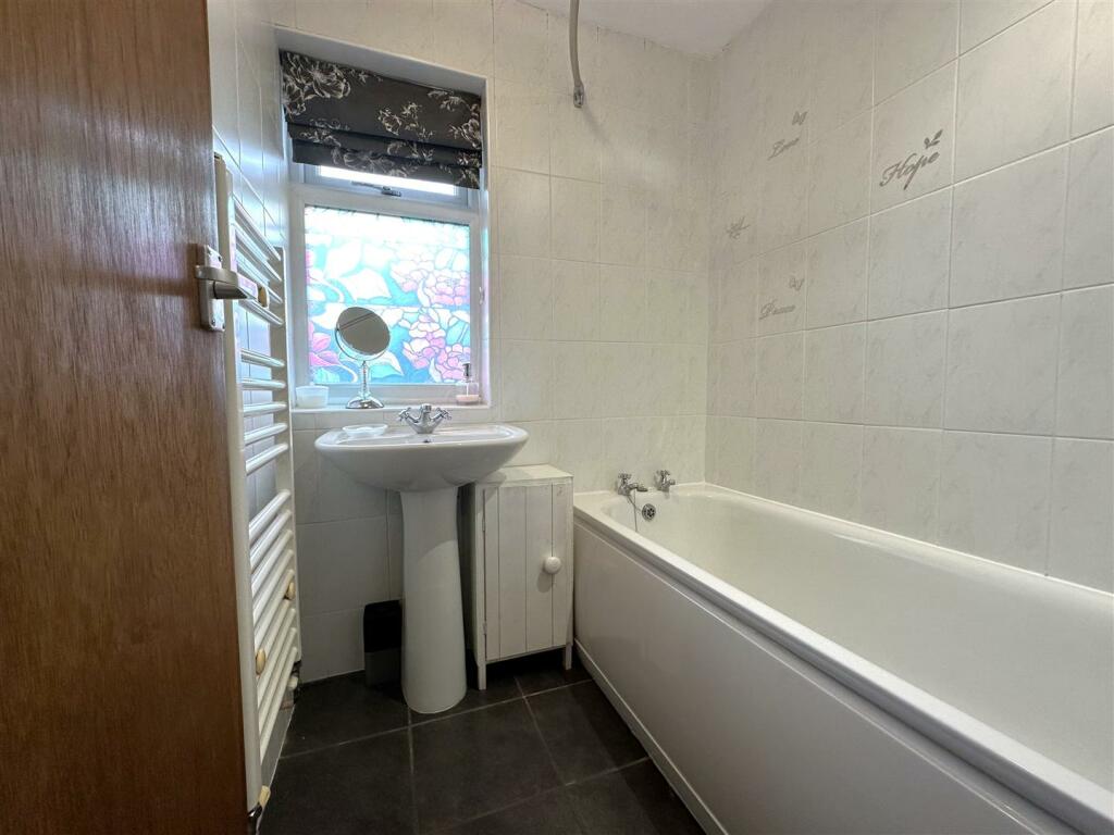 Separate Bathroom 979