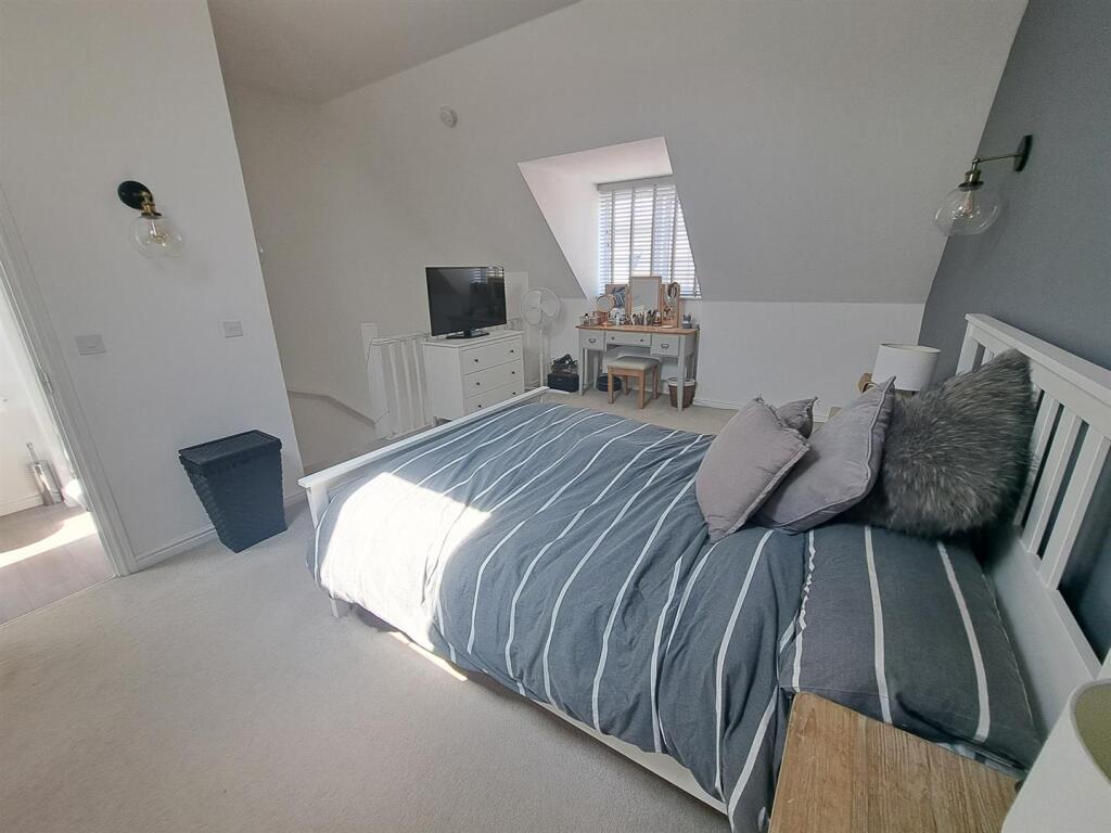 Dragonfly Way, Pineham