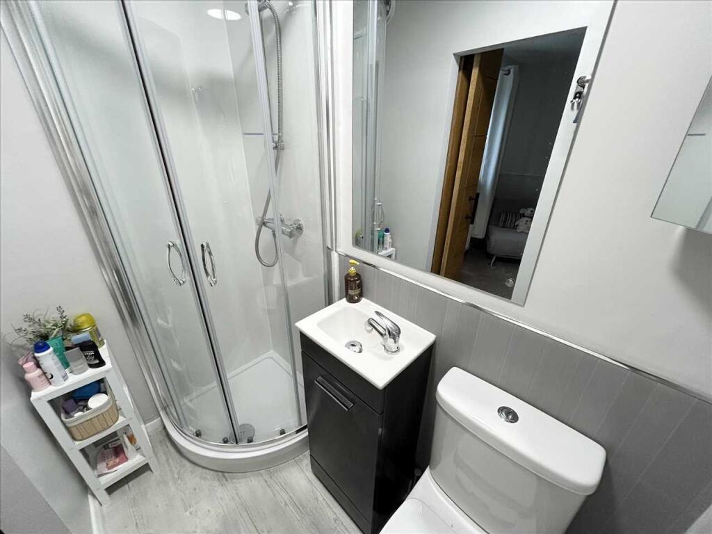 EN-SUITE SHOWER ROOM