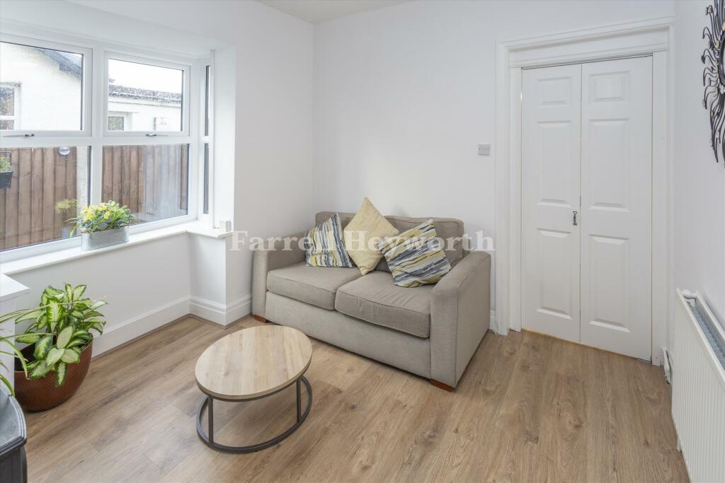 Rear Flat Lounge Vie