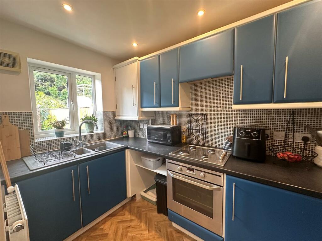 kitchen 1.jpg