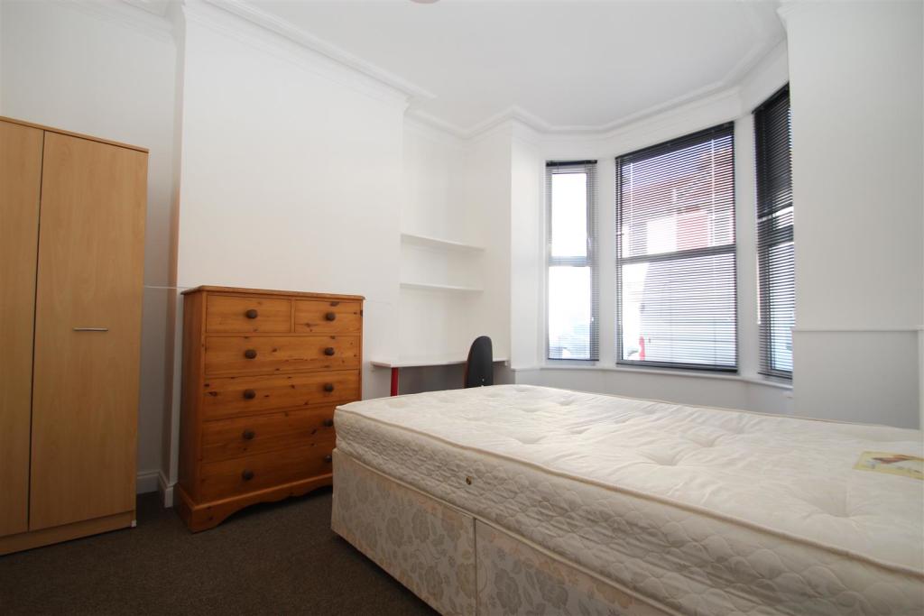 104 manners Bed1.JPG