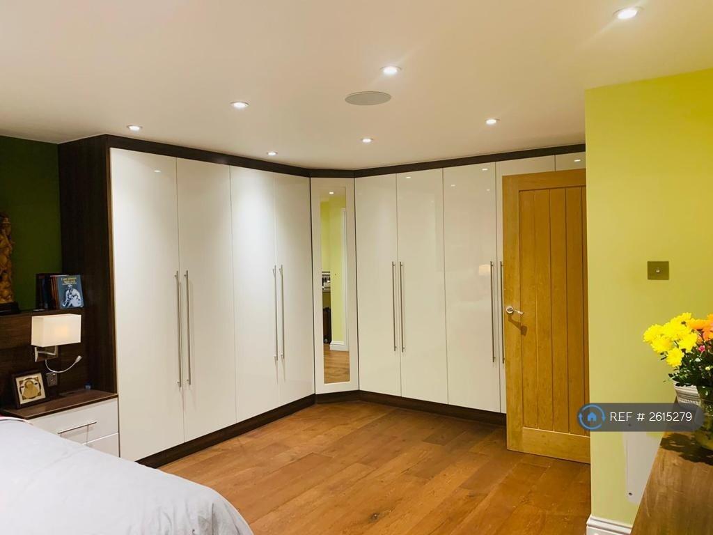 Master Bedroom Fitted Wardrobes