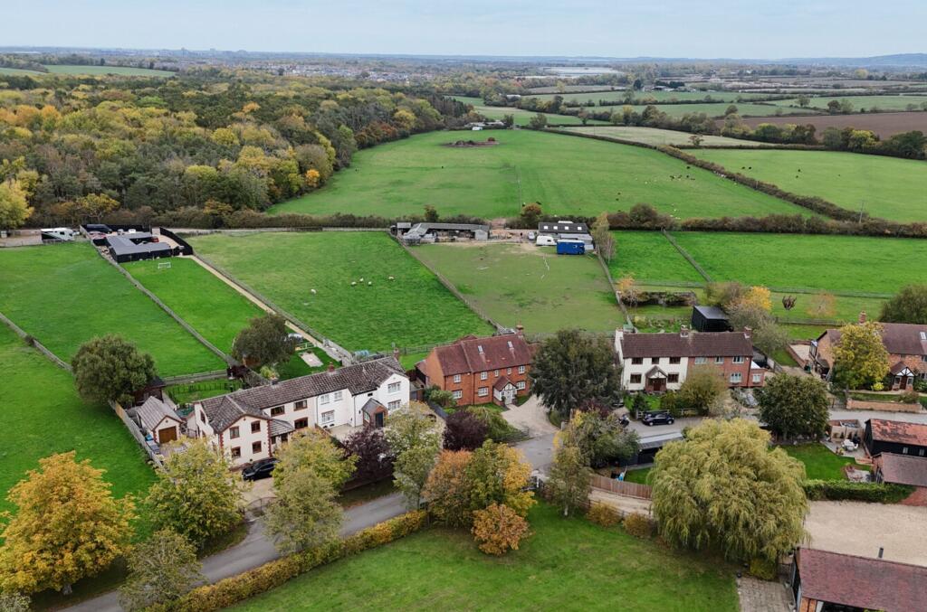 Front aerial with paddock