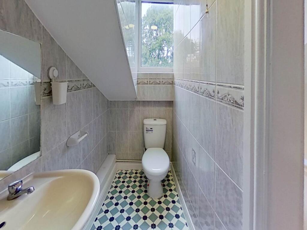 F20C-Farm-Dr-Bathroo