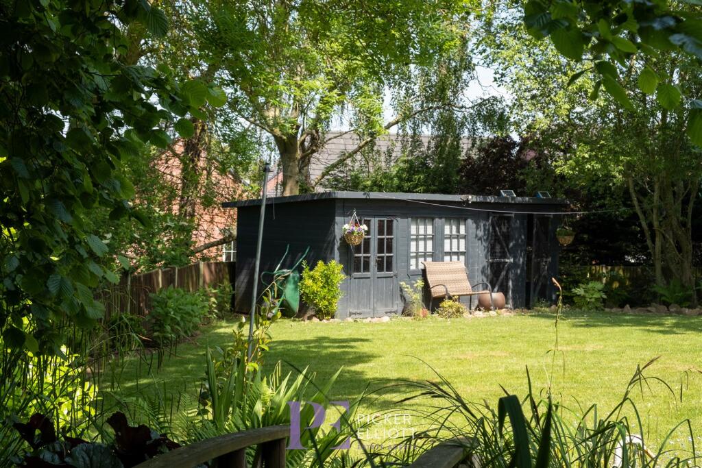 Summer House with Dog Kennels