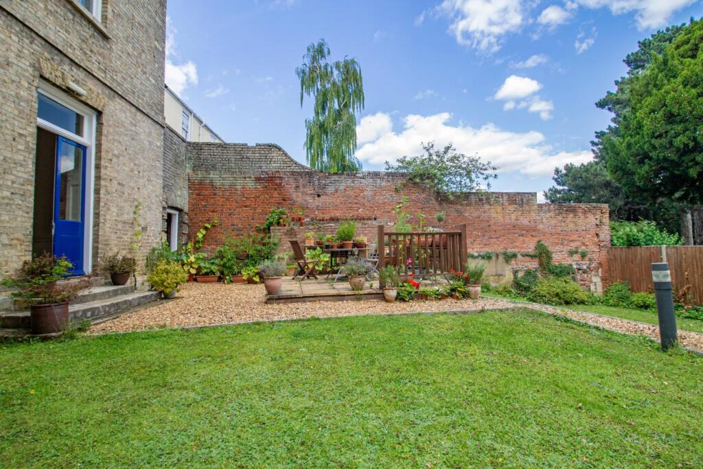 2 Karrelbrook House [Residents' Communal Garden] 0