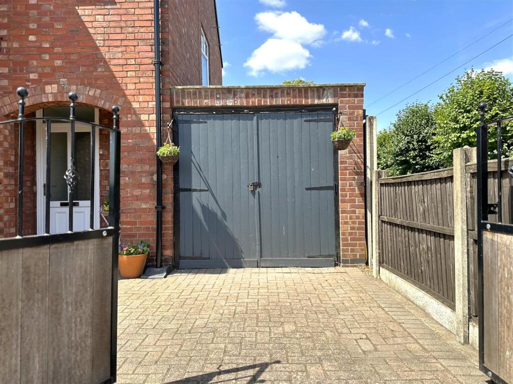 Gated Block Paved Driveway 954