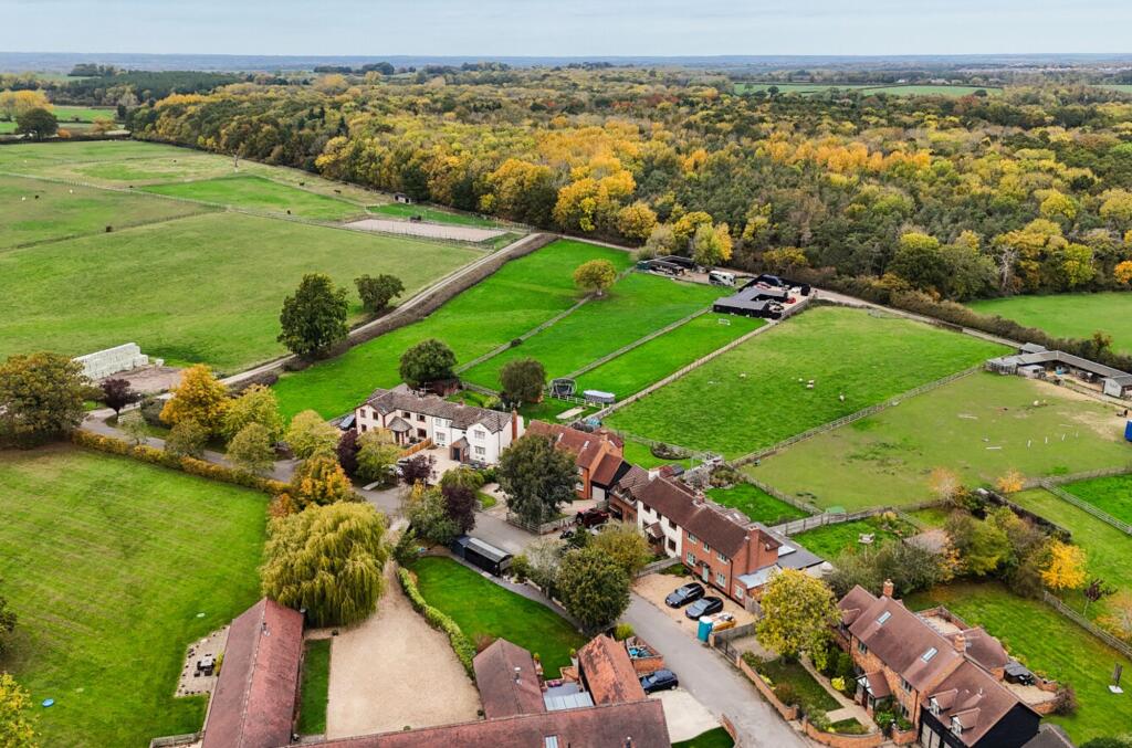 Front aerial with paddock