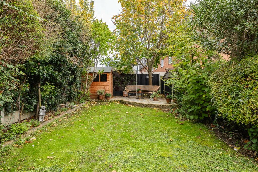 Clarendon Road, E18
