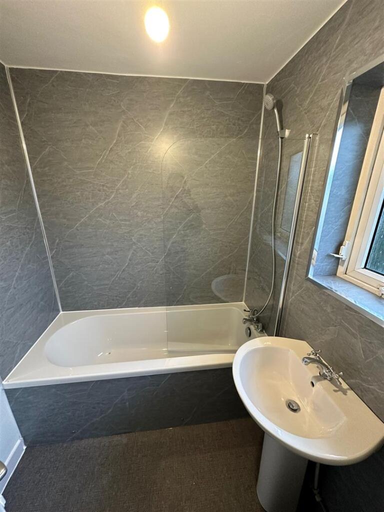 18 LivingstoneTerrace Bathroom2.jpg