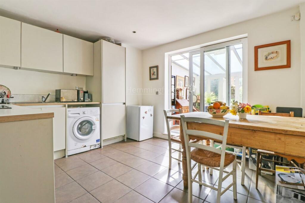 06-7c6580139 AM HMF 68, Tredegar Road London, E3 2