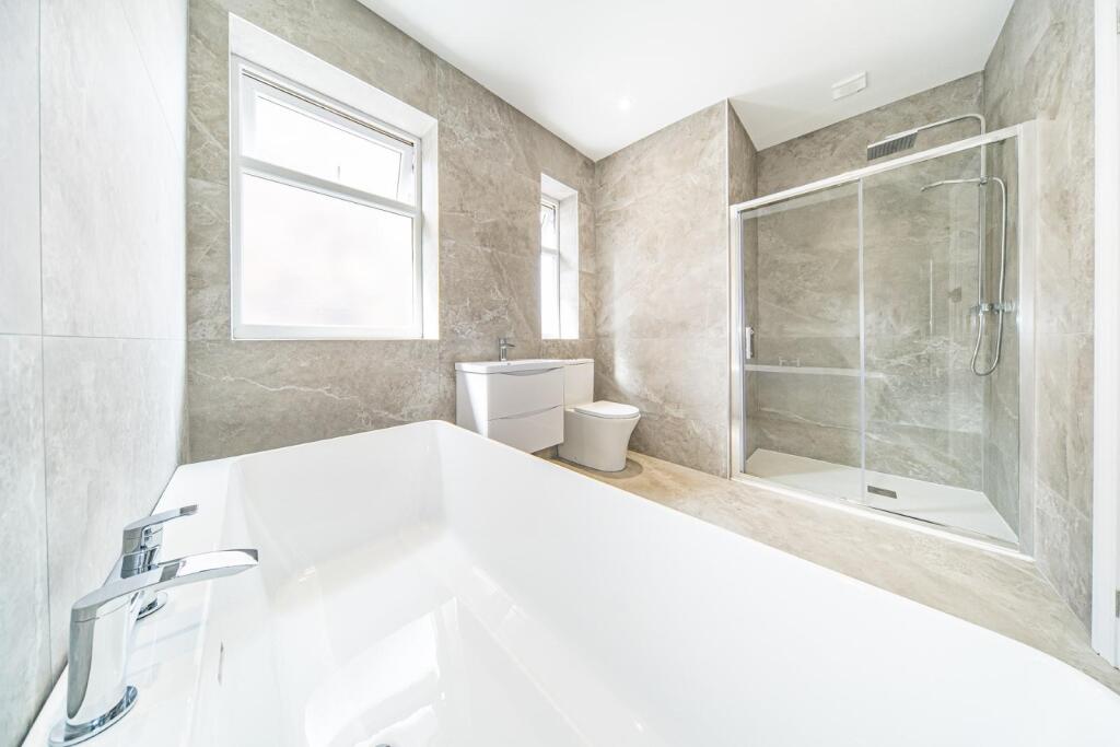 6 stanley crescent bathroom.jpg