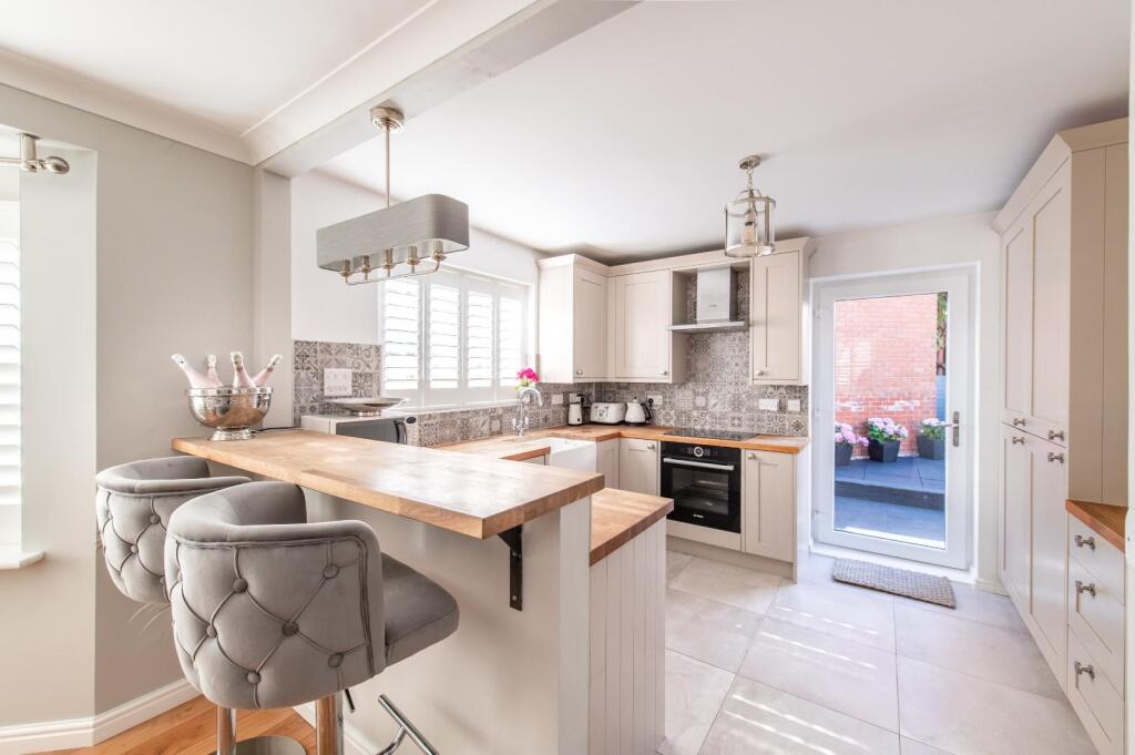 Kitchen/Breakfast Bar