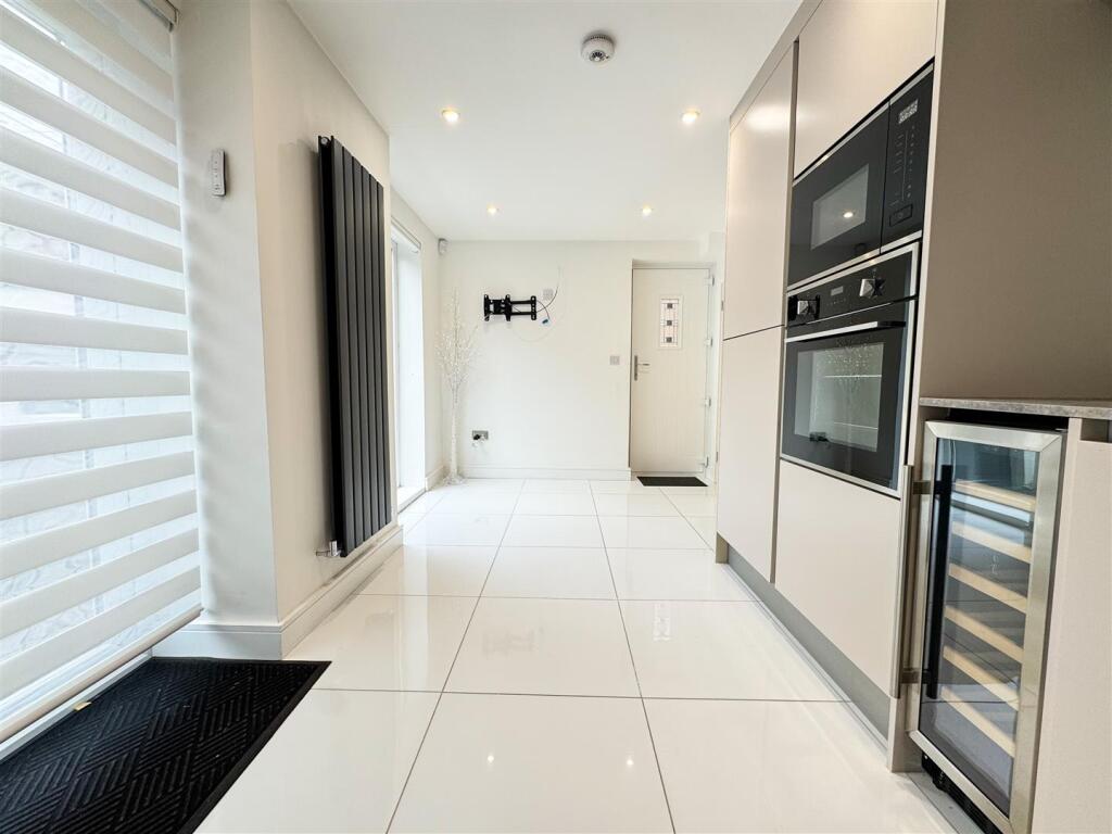 KITCHEN DINING ROOM