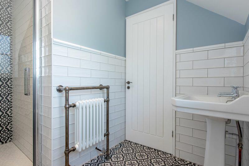 Guest bedroom en suite shower room