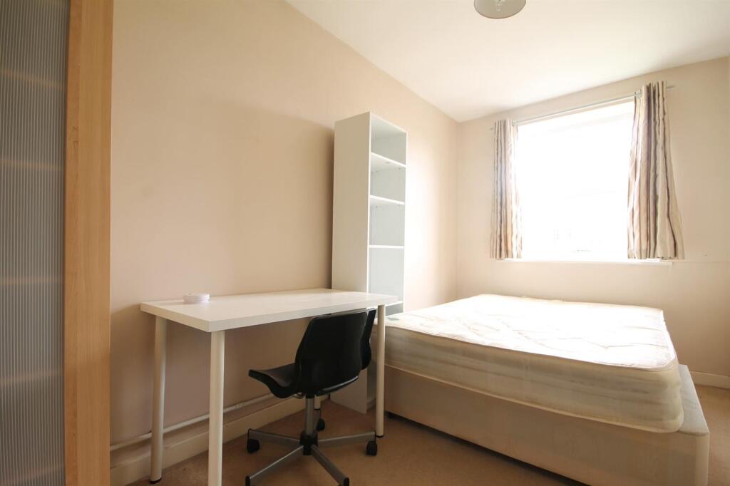 192B Westgate bedroom 3.jpg