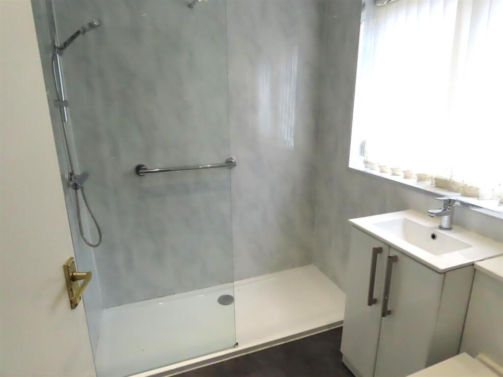 SHOWER ROOM
