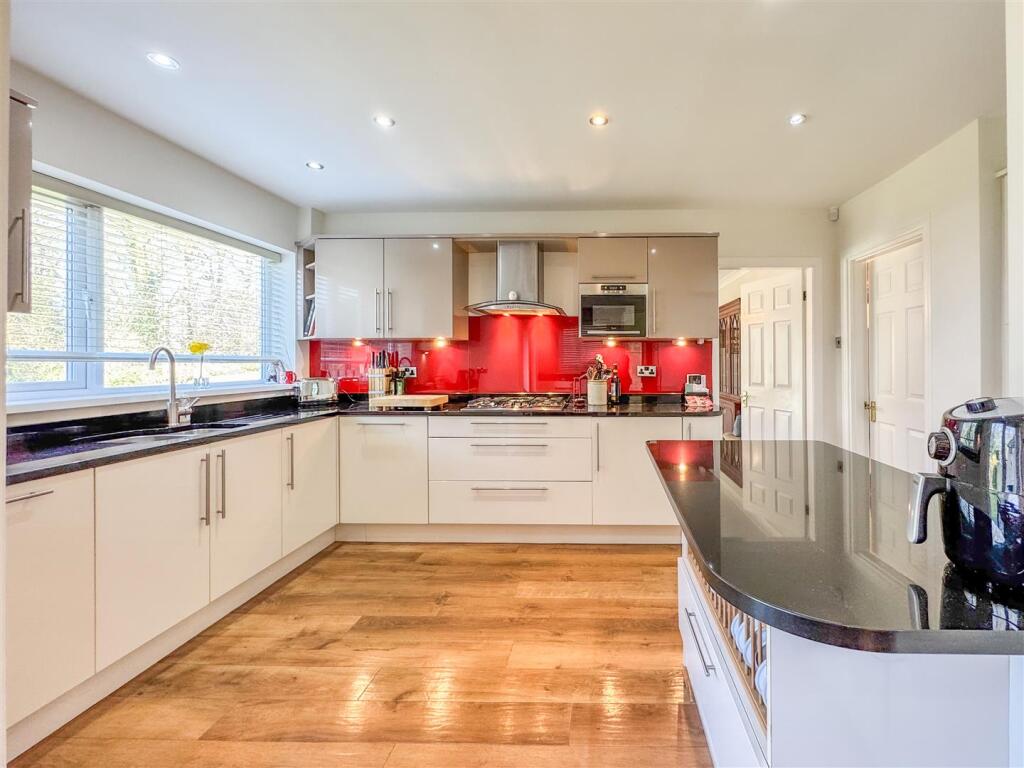 BREAKFASTING KITCHEN