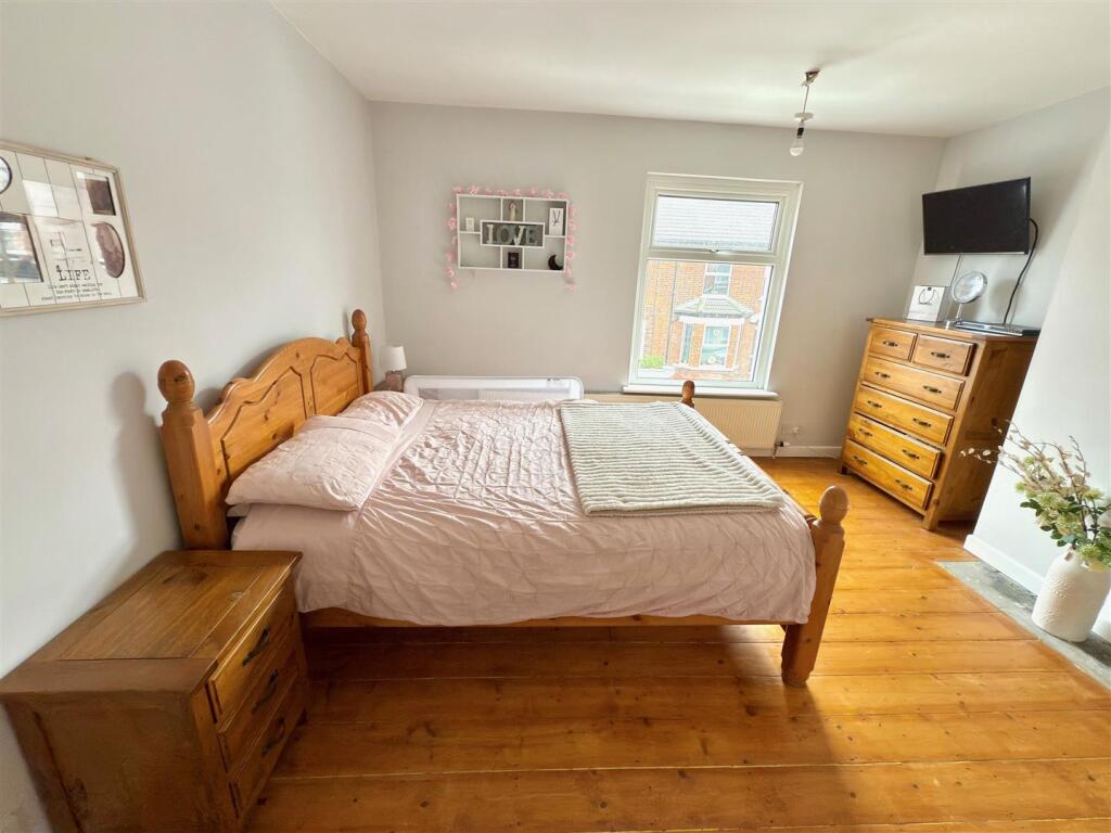 BEDROOM 1.jpg