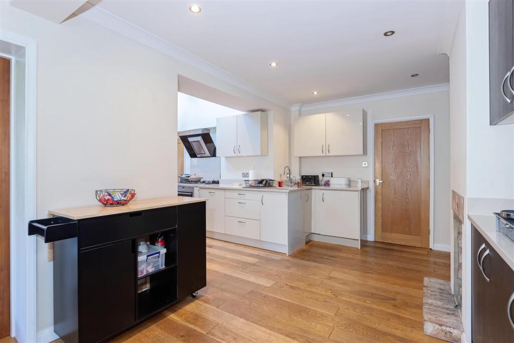 Cowdray Drive_14.jpg