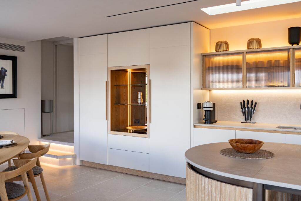 The Penthouse, Brist