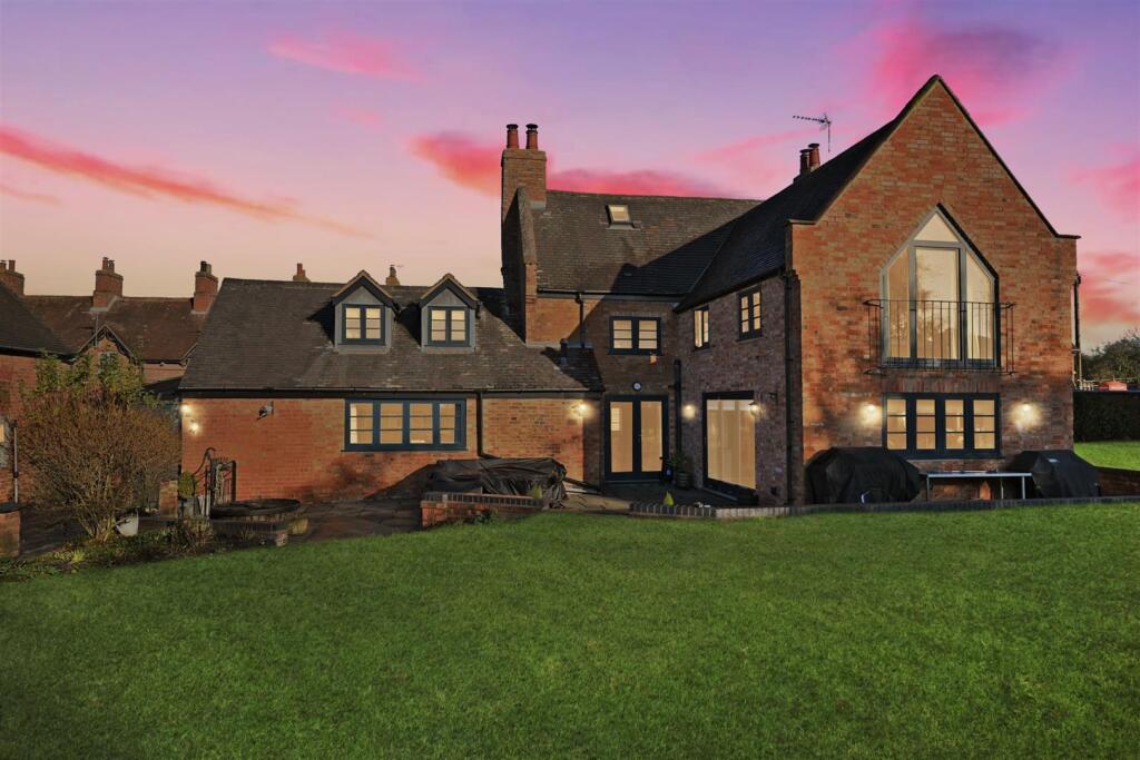 Aveley House, School Street, Churchover - Equestrian - No Chain