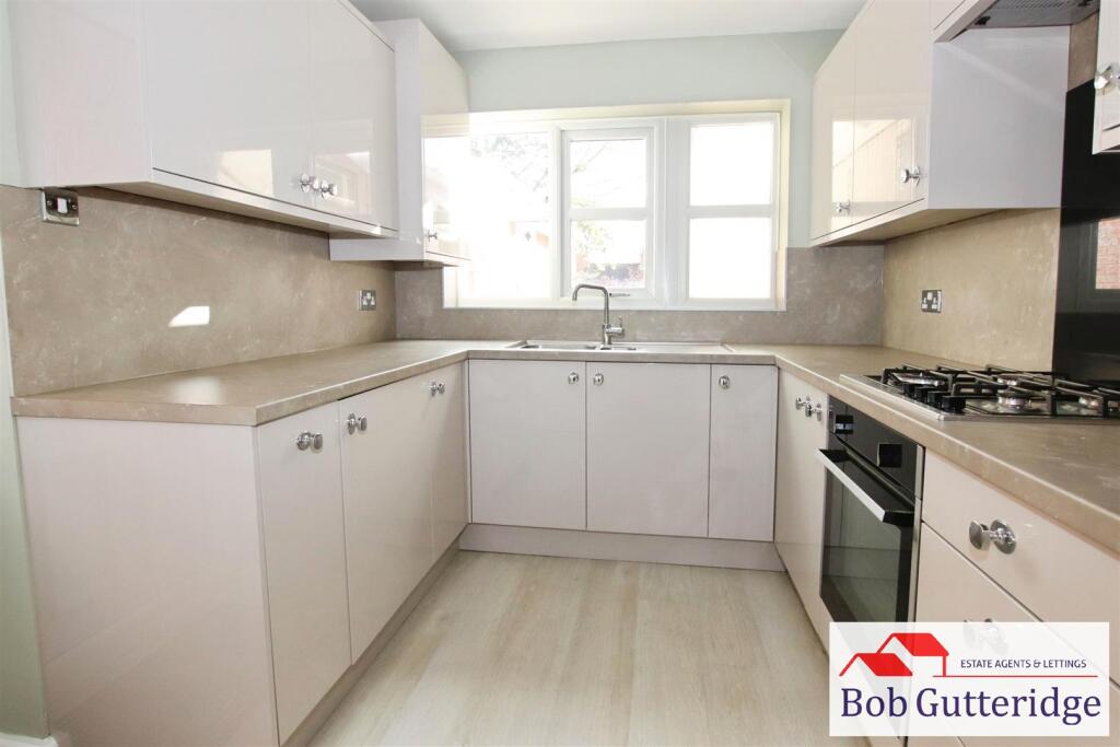 FITTED KITCHEN