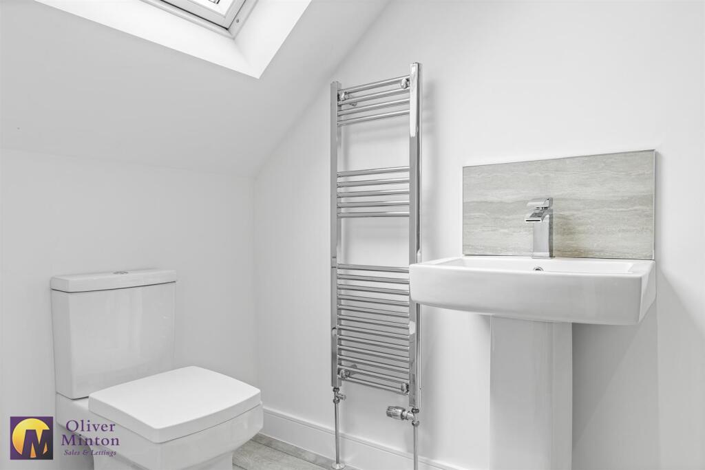 EN-SUITE SHOWER ROOM