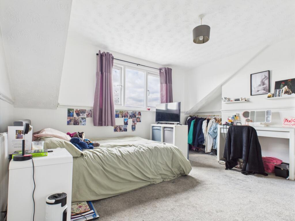 CAM03729G0-PR0120-STILL004