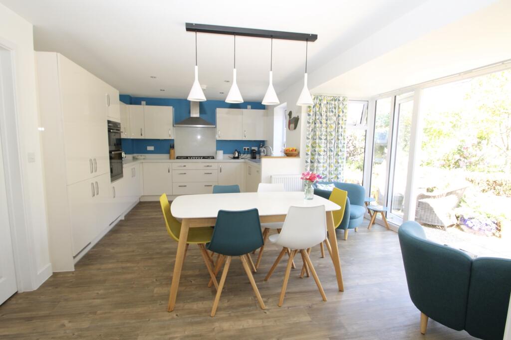 Dining kitchen with seating area
