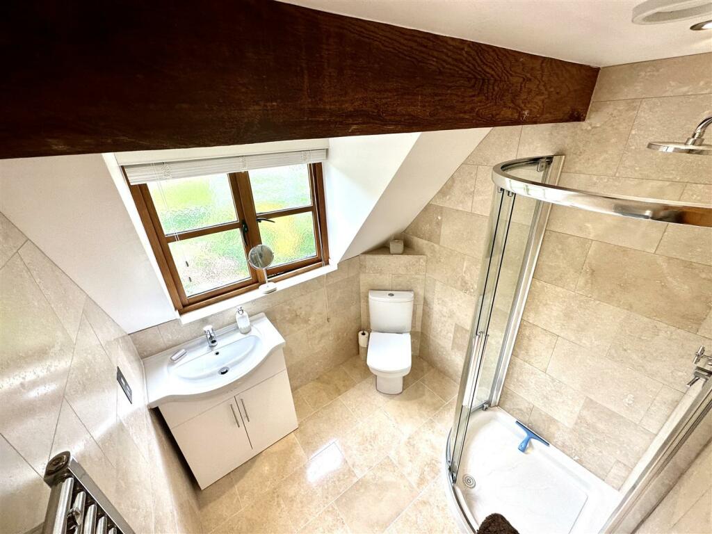 EN-SUITE SHOWER ROOM