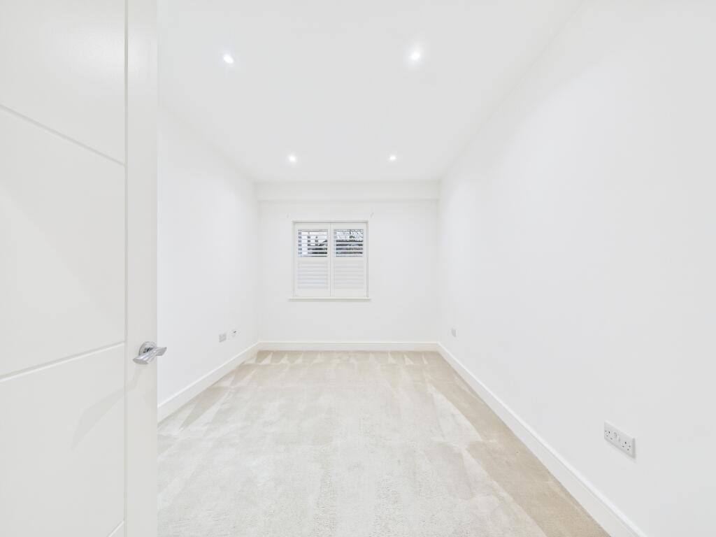 CAM04018G0-PR0393-STILL004