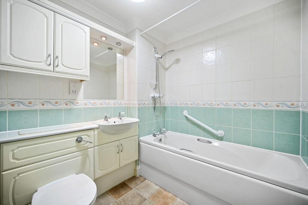 RCREA- 15 pegasus court-bathroom 3 (1).jpg