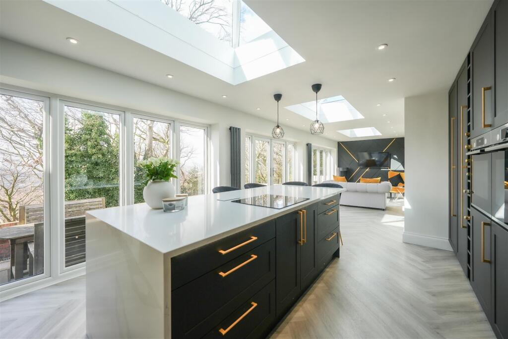 KITCHEN / DINING / FAMILY