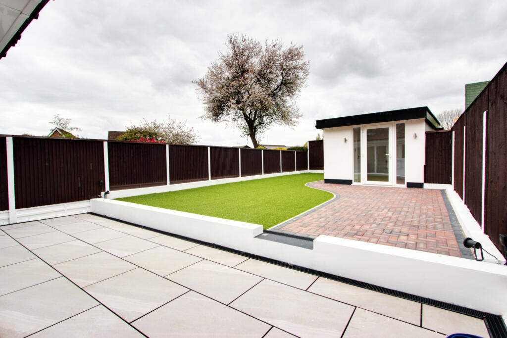 4 Bedroom Property with additional garden Office