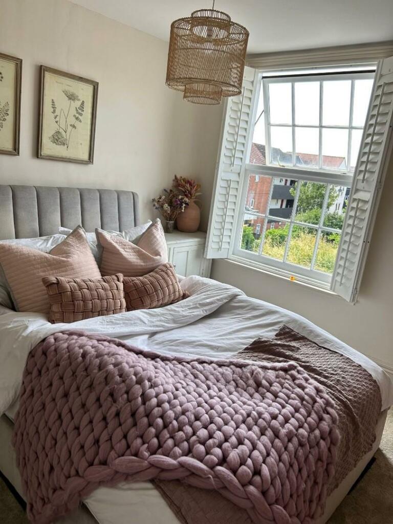 bedroom 2 18 high street.jpg