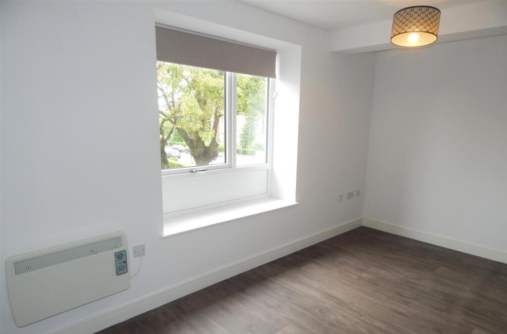 Open plan lounge/kitchen