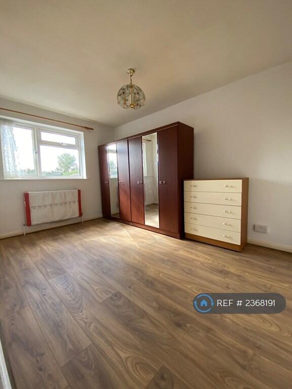 Weekes Drive, Slough, SL1