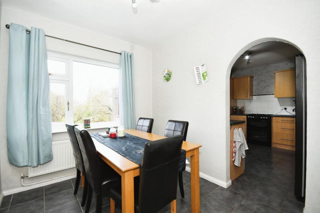 DINING ROOM.jpg