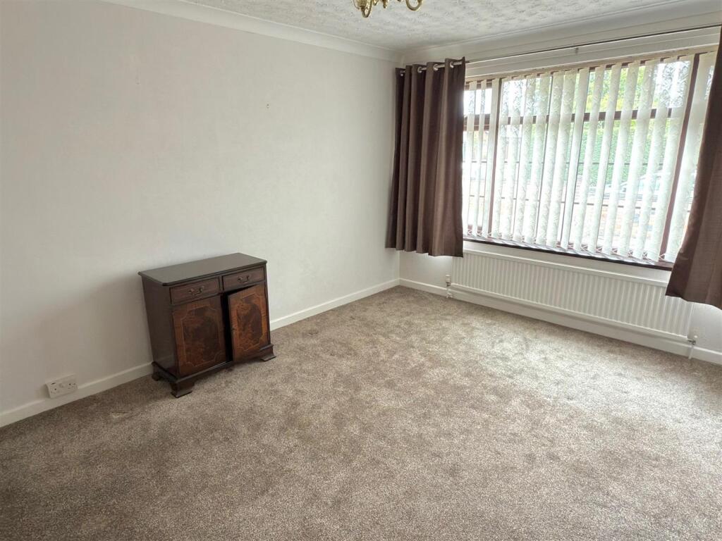 SITTING ROOM OR MASTER BED 3.jpg