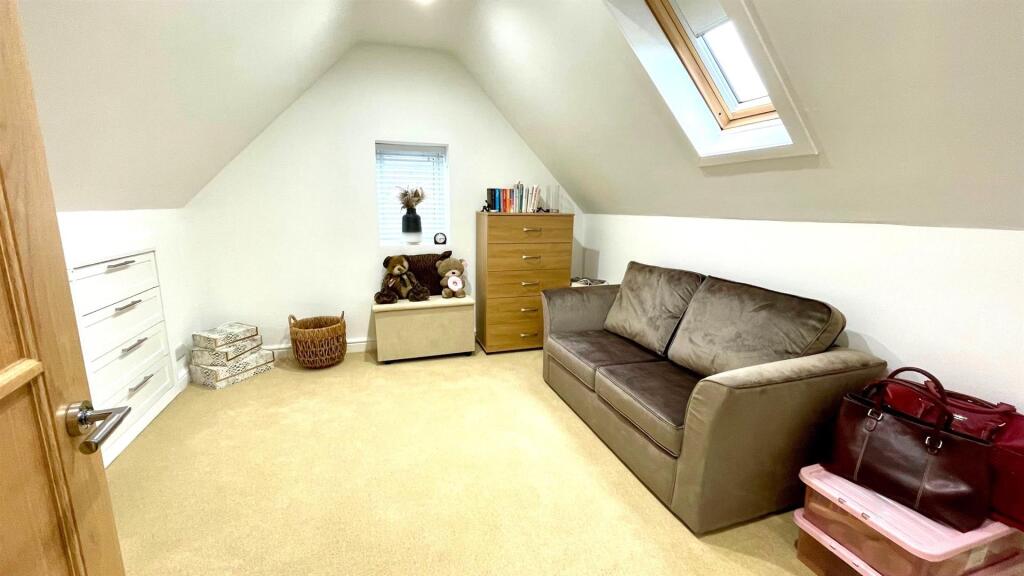 BEDROOM 4