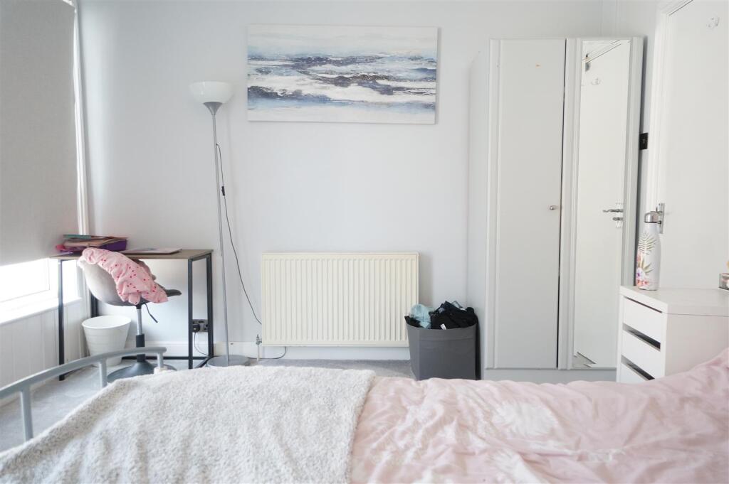 bedroom 2 (2) .JPG