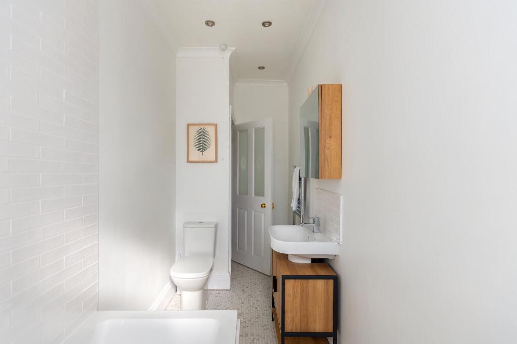 7H7AVP - Bathroom A.jpg