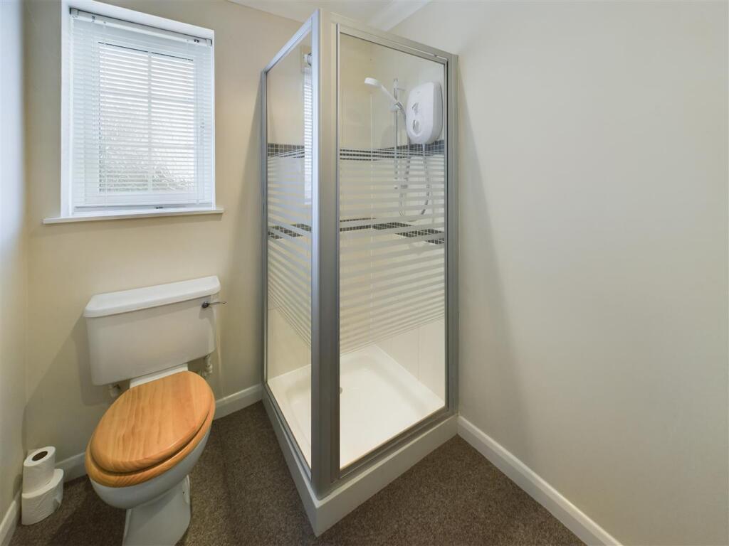 EN-SUITE SHOWER ROOM