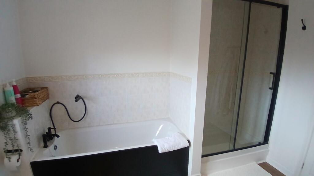 Master En Suite 2.jpg