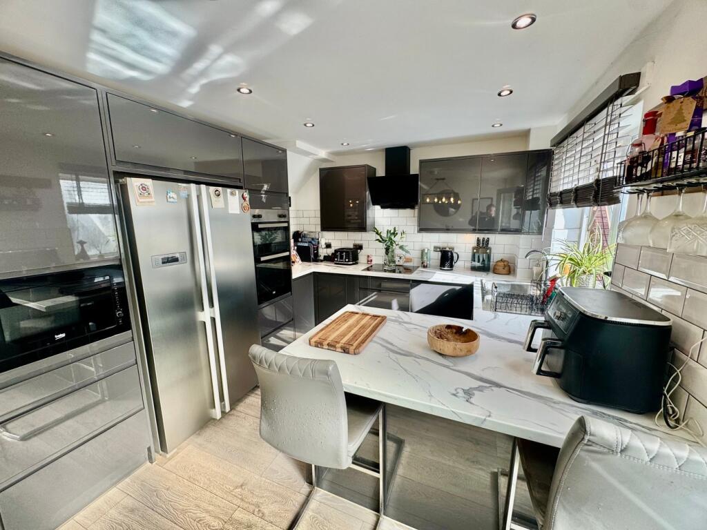 Kitchen &amp; Breakfast bar